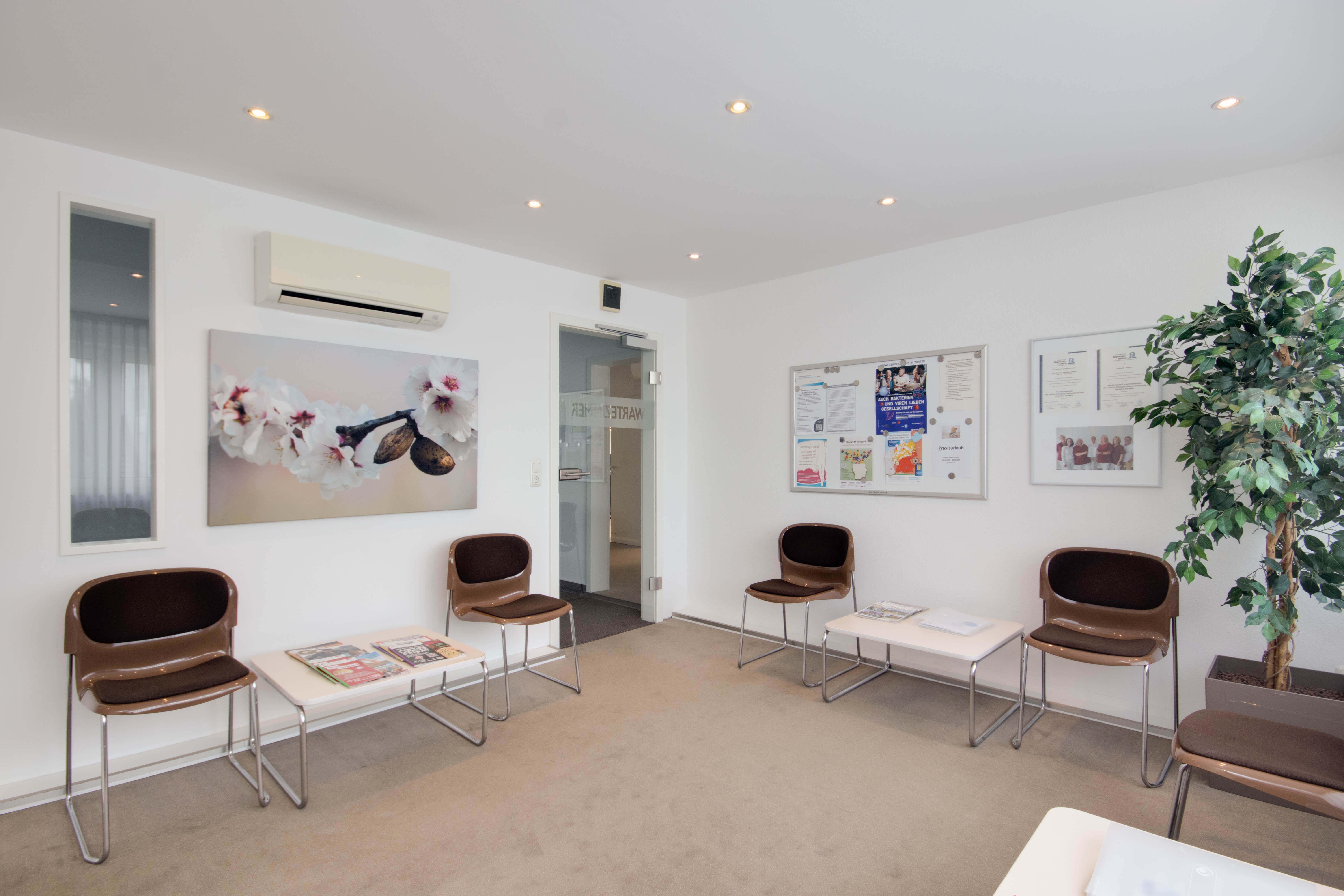 Praxis Dr. Weber Riedstadt - Wartezimmer Praxis Dr. Weber Riedstadt - Wartezimmer